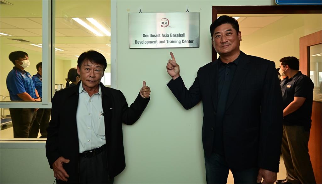 辜仲諒主持「東南亞棒球發展暨訓練中心 」掛牌儀式，並聘任泰國棒協會長Vutichai （左）擔任執行長。圖／亞洲棒總提供