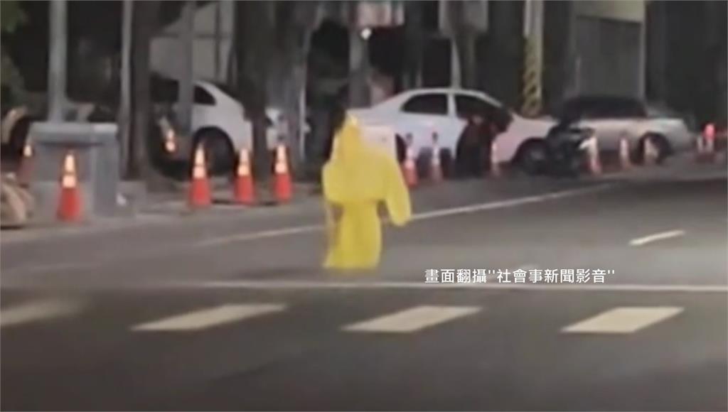 黃色雨衣「詭飄過馬路」，真相揭曉。圖／翻攝自社會事新聞影音