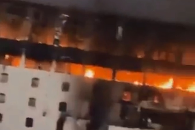 柬埔寨賭場酒店發生大火。圖／翻攝自推特