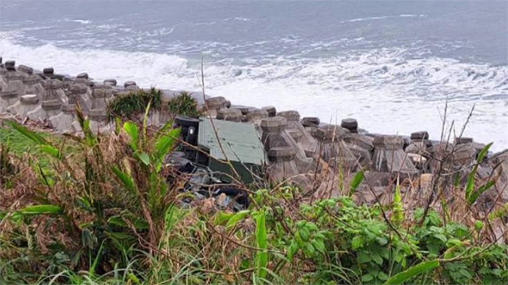 國軍卡車翻落於台東台11線96K處。圖／台視新聞