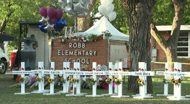 德州尤瓦爾迪鎮的羅伯小學24日發生嚴重槍擊事件。圖／翻攝自AP Direct