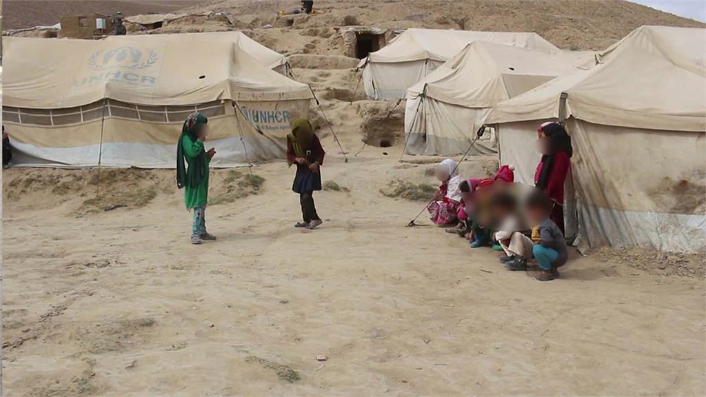 阿富汗半數以上人口面臨飢荒，為了生計，許多女孩被送進童婚市場販賣。圖／翻攝自AP Direct