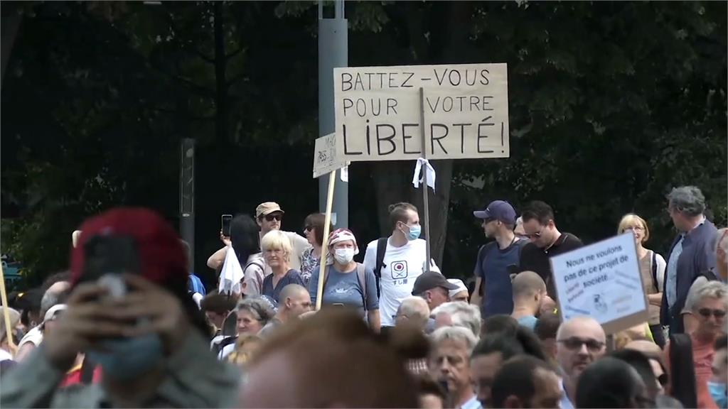 法國政府實施疫苗「健康通行證」，引發民眾上街示威。圖／翻攝自AP Direct
