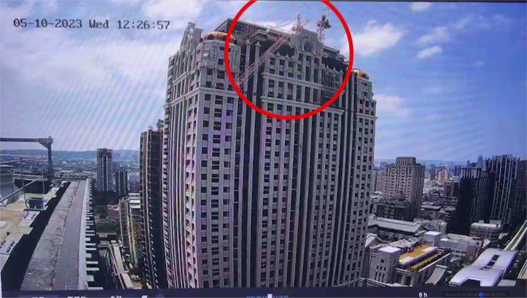 吊臂從31層樓高墜下。圖／台視新聞