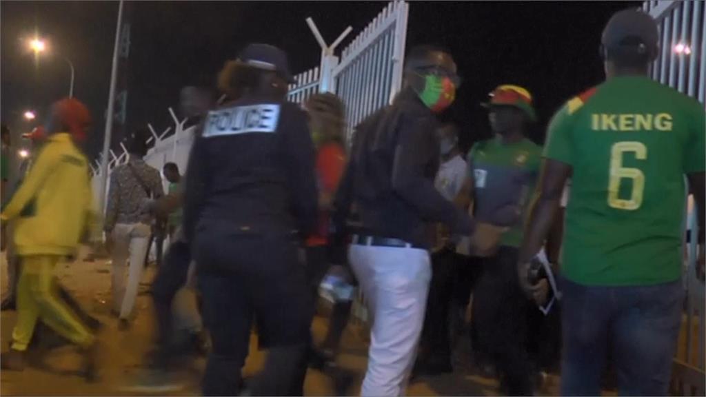 喀麥隆足球賽發生大規模踩踏的悲劇。圖／翻攝自AP Direct
