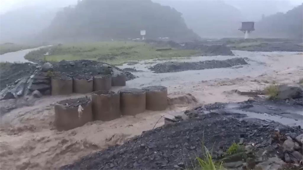 利奇馬挾風雨 宜蘭51線便橋遭大水沖毀