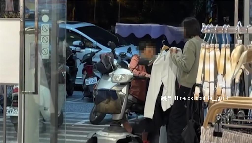 阿嬤騎電動代步車行動不便想買衣 天使店員一件件拿出來親到門口服務