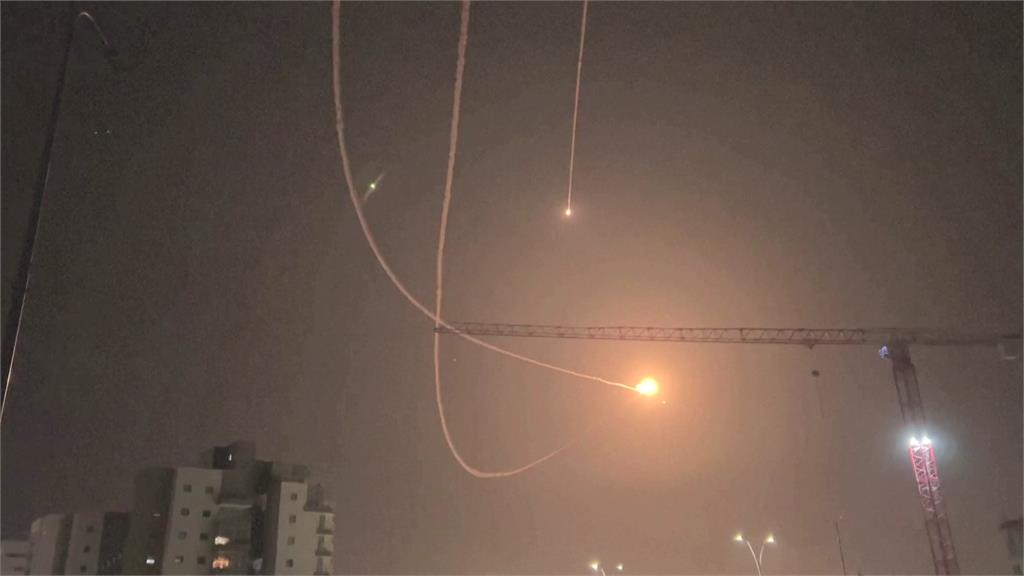 防空飛彈升空，攔截敵軍火箭彈，頻頻炸出橘色火光。圖／路透社、美聯社、CNN