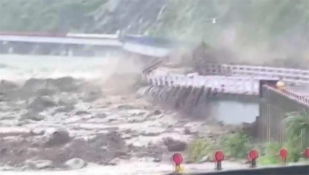 高雄市桃源區明霸克露橋遭沖毀，實施道路封閉，預計於8月20日12時開放。圖／台視新聞