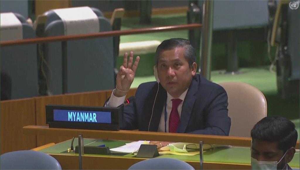 緬甸駐聯合國大使覺莫敦舉起「三根指頭」，向抗爭者致敬。圖：台視新聞