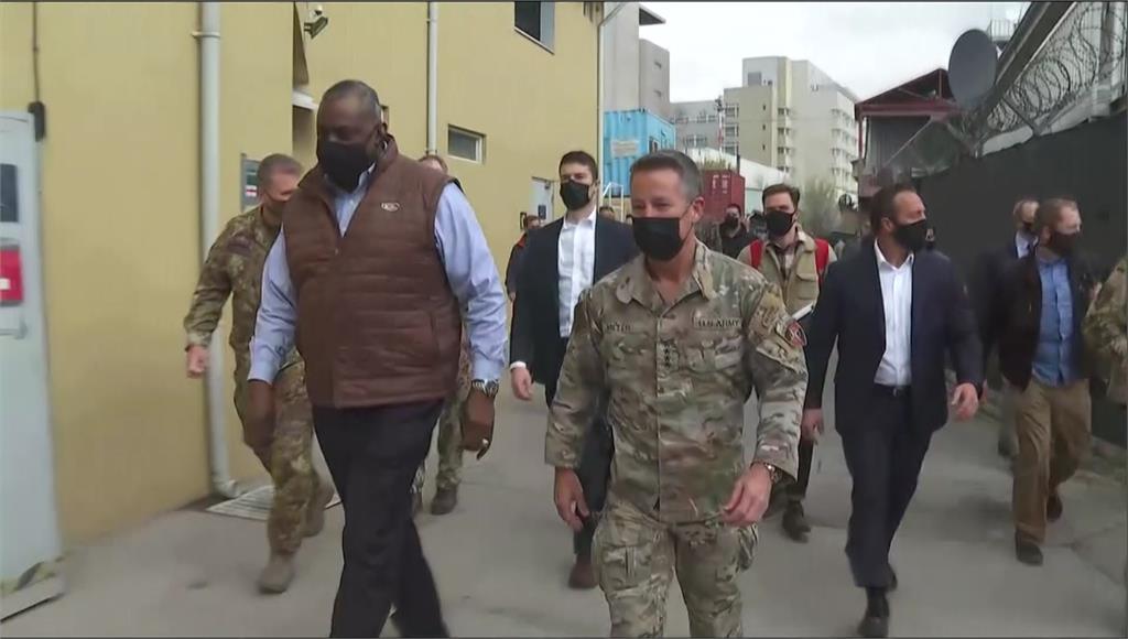 在沒有事先公開的情況下，美國國防部長奧斯汀突然訪問阿富汗。圖／翻攝自AP Direct