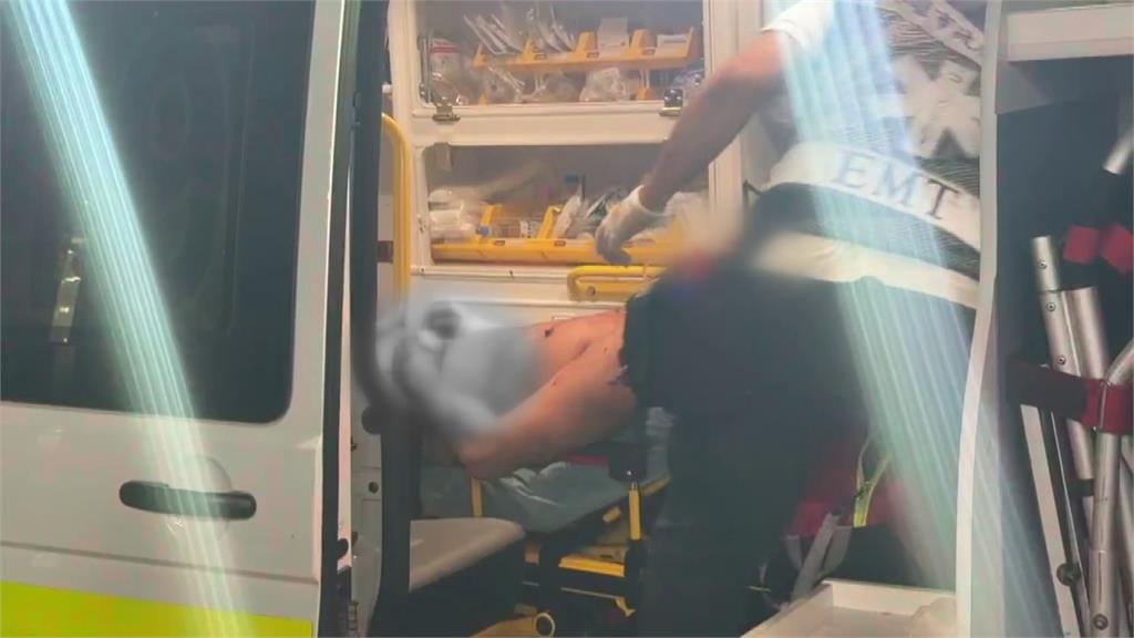 血手狂拍超商玻璃門 男子渾身刀傷跳車喊救命