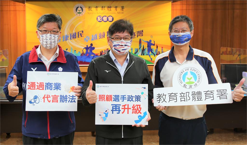 體育署副署長洪志昌（中）、左為競技組組長藍坤田。圖／體育署提供