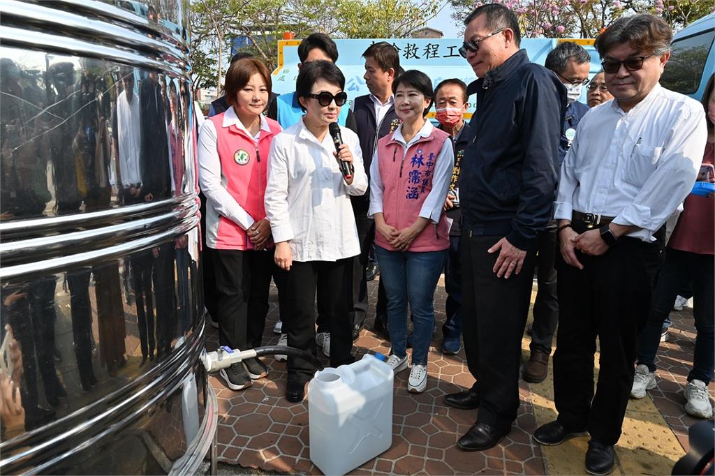 台中市長盧秀燕視察加水站佈設情況。圖／台水公司提供