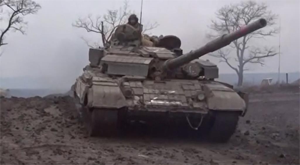 俄羅斯戰車駛入烏克蘭境內。圖／翻攝自AP Direct（資料畫面）