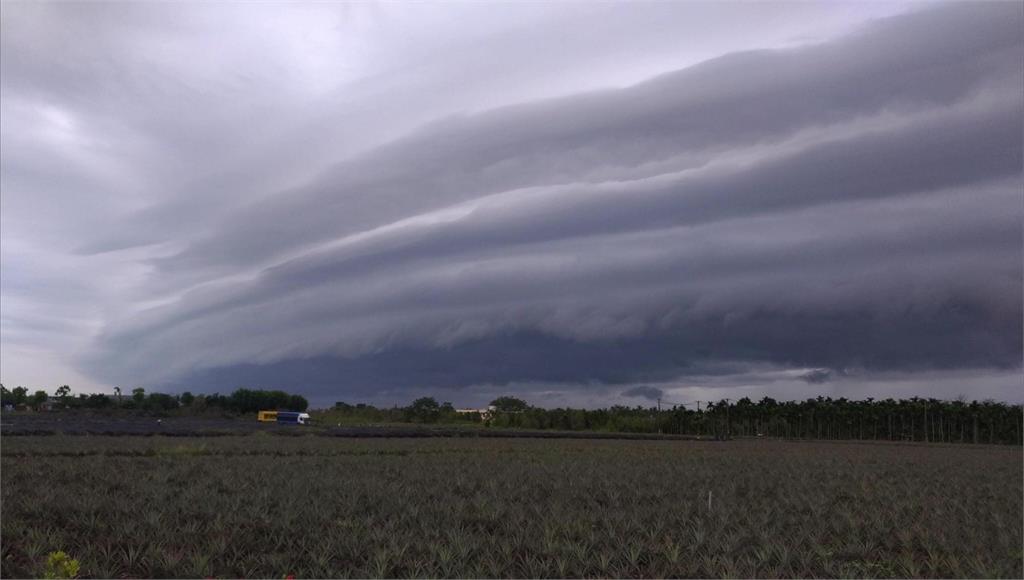 天空驚見「黑色巨龍」灘雲 氣象局：小心雷雨將至