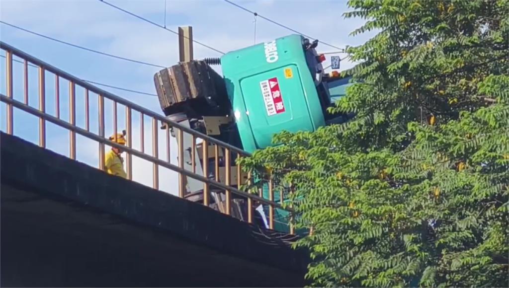 施工怪手翻覆 台鐵苗栗=竹南間單線通行 列車誤點