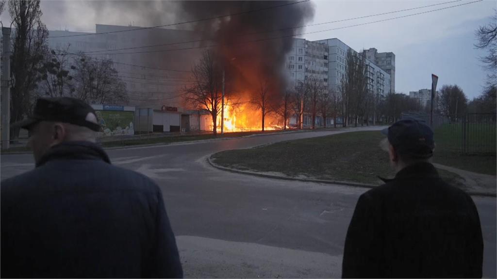 俄軍朝著第二大城卡爾可夫轟炸住宅區。圖／翻攝自AP Direct