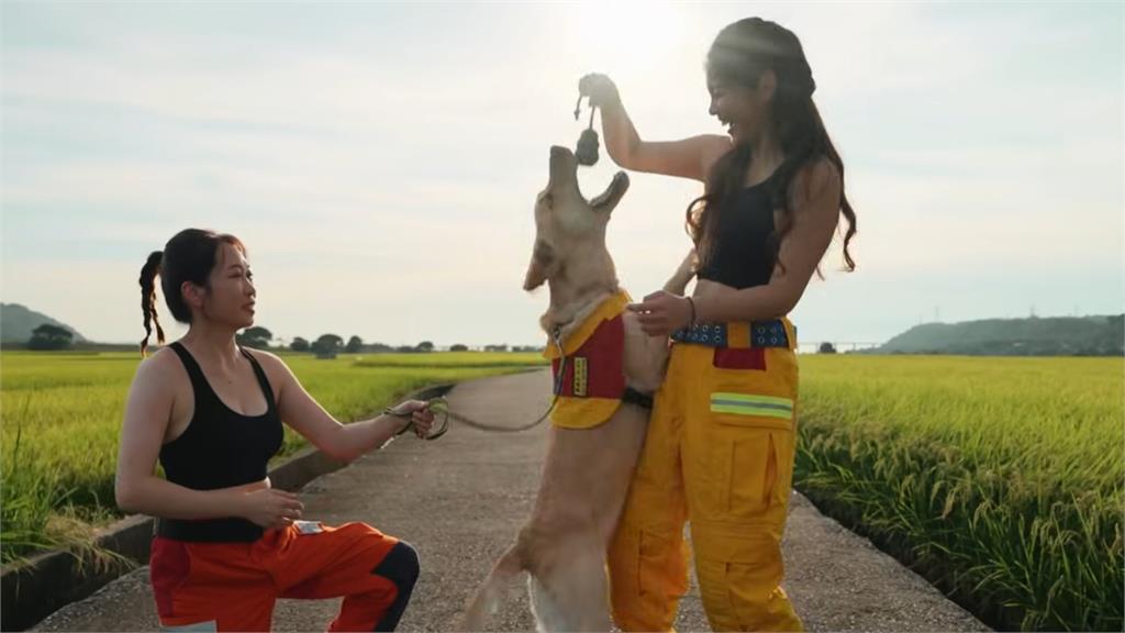 陽光壯男搭獸醫師美女！ 民眾搶拿消防月曆 現場300份被拿光