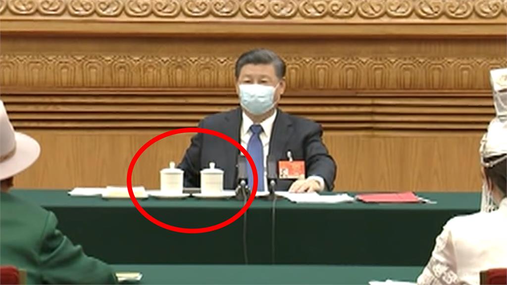 中國國家主席習近平桌上擺了兩個茶杯。圖：翻攝自CCTV
