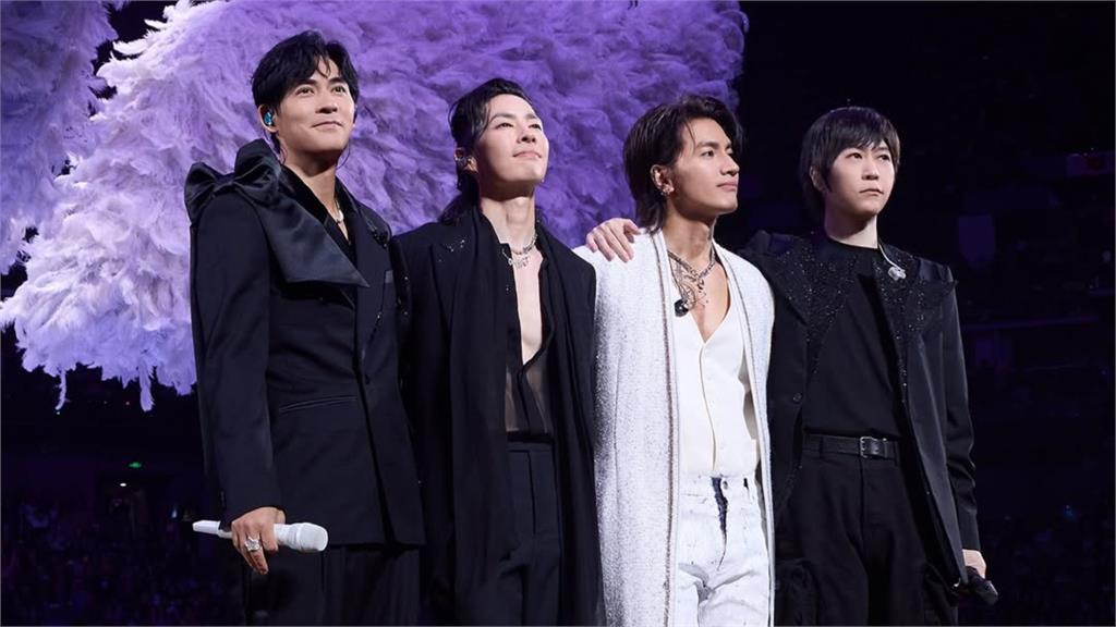 五月天阿信爆跌落舞台濺血！ 手流血仍敬業繼續唱