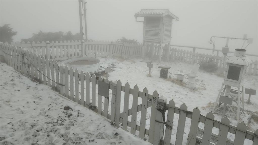 玉山今上午降3月雪。圖：氣象局提供