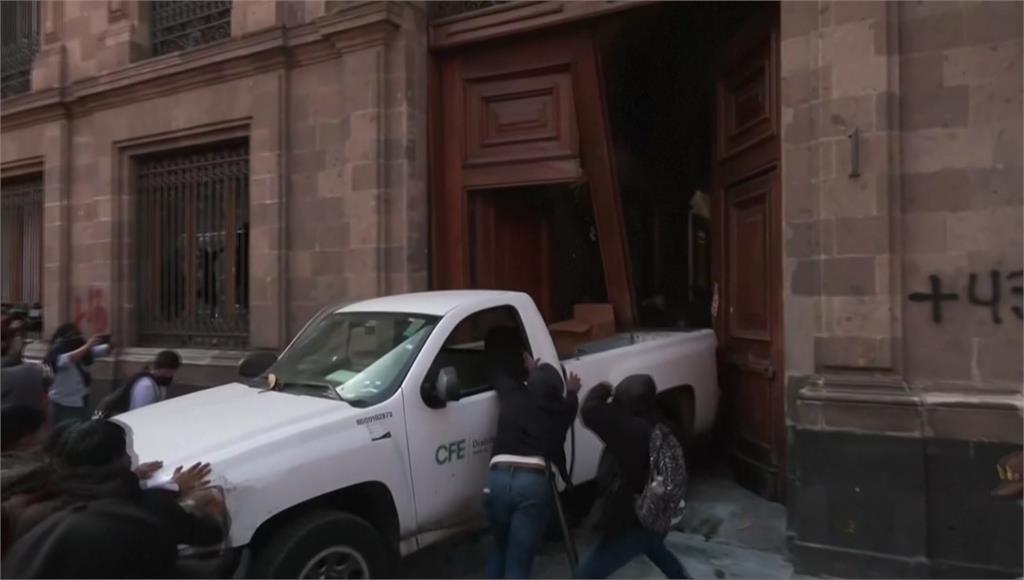 墨西哥43名學生失蹤懸案至今真相不明，示威者開車撞總統府。圖／美聯社、路透社