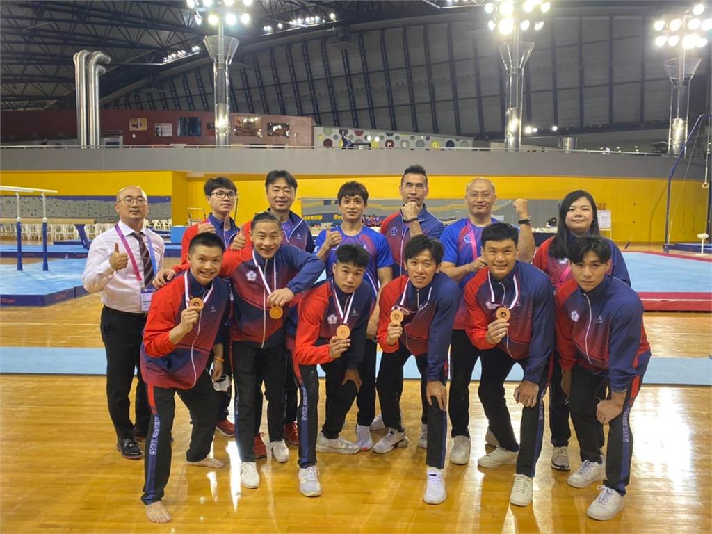 我國體操男子團體隊在亞錦賽獲得銅牌。圖／翻攝自Facebook@林育信