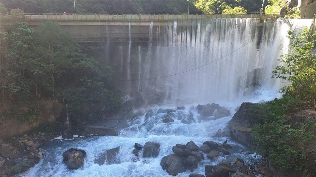 燕子口堰塞湖湖水沿著靳珩隧道溢流，再流回立霧溪主河道。圖／林保署提供