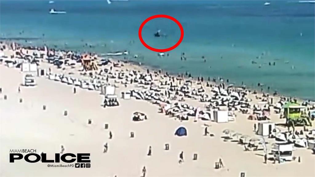 一架直升機在邁阿密海灘附近墜海。圖／翻攝自Twitter@MiamiBeachPD