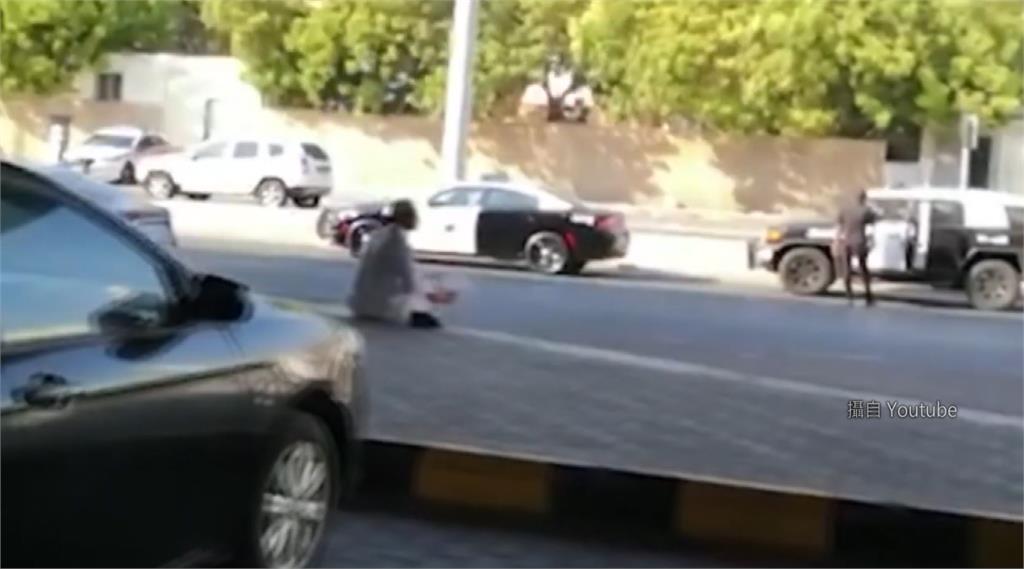 沙國一處墓園發生爆炸攻擊事件。圖：翻攝自YouTube