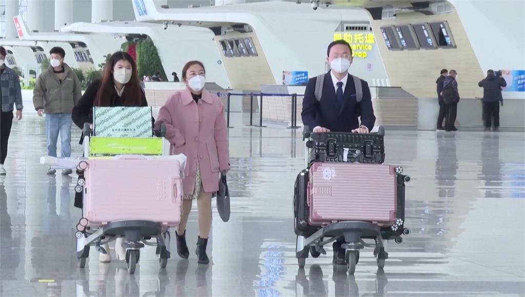 疫情趨緩旅遊盛行，中國行李箱廠銷量爆增。圖／非凡新聞