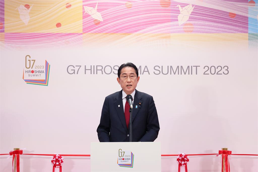 岸田文雄宣傳G7峰會，現身綜藝節目，回憶當年隨安倍訪台「當酒豪拚酒」。圖／翻攝自首相官邸