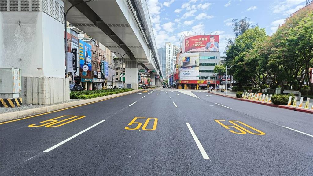 新北工務局自108年起改善老舊路段，採改質瀝青混凝土鋪設，已完成70段主要幹道。圖為板橋區文化路一段改善後。圖／新北市政府工務局提供