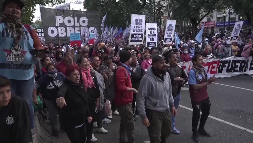 阿根廷民眾上街要求政府提高工資。圖／路透社、美聯社