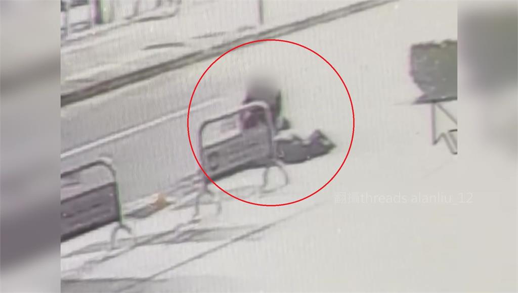 新北1男子醉倒家門口 禿頭慣竊深夜大膽搜刮10萬全被拍