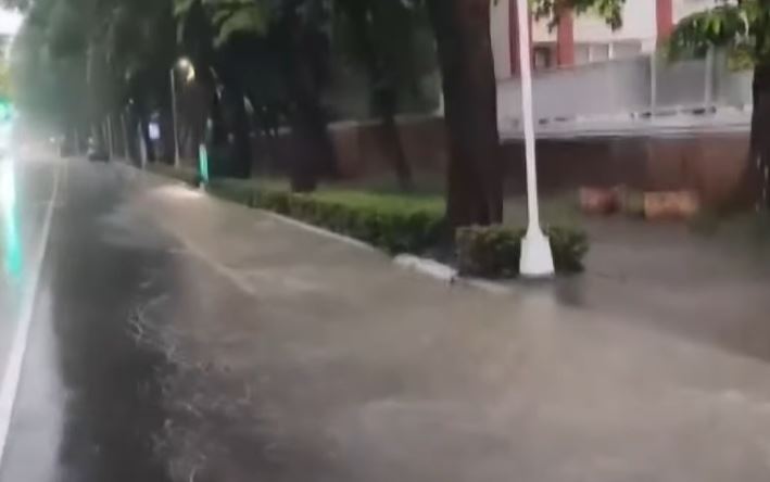 大雷雨灌高雄！ 鳳山文華里水淹膝蓋高