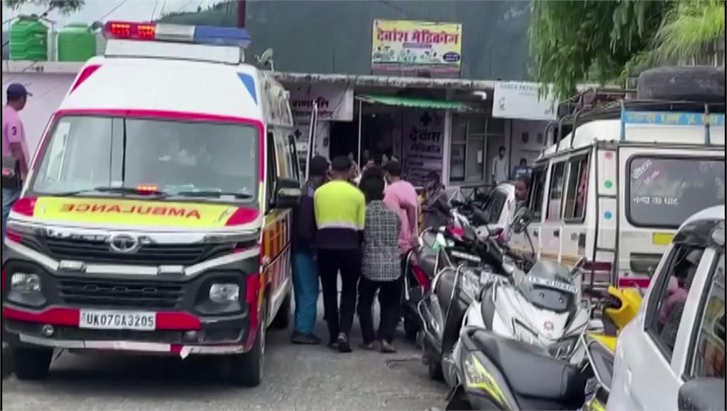 印度汙水處理廠發生高壓電線掉落意外釀嚴重死傷，救護人員全力救援。圖／路透社