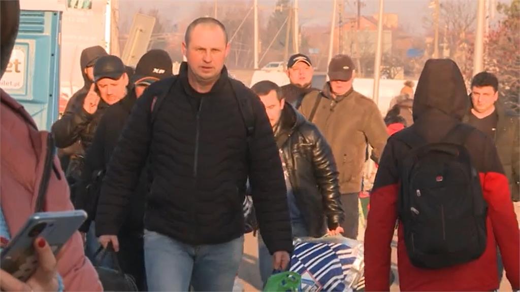 大批烏克蘭人越境逃難。圖／翻攝自AP Direct