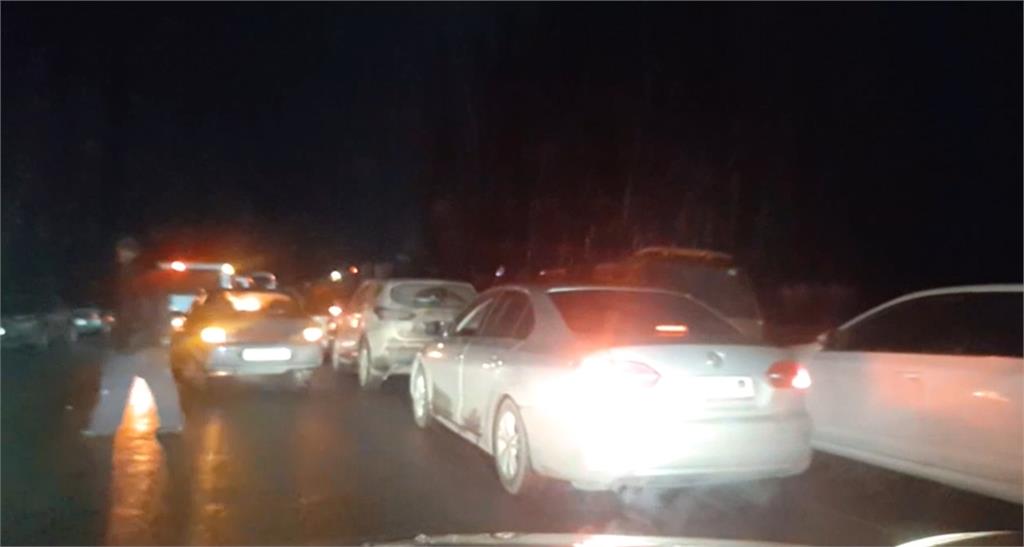 19日凌晨烏俄邊界出現大量撤離車潮。圖／翻攝自AP Direct