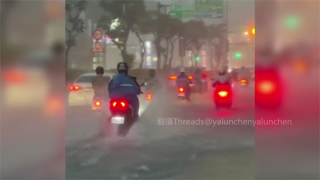 桃園龜山雨狂下「馬路淹成小河」 機車騎士冒險上路
