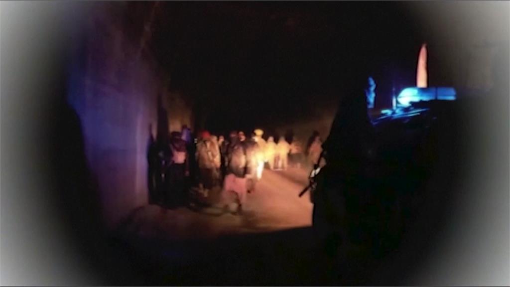 阿富汗一輛油罐車在隧道內起火，釀成嚴重傷亡。圖／美聯社