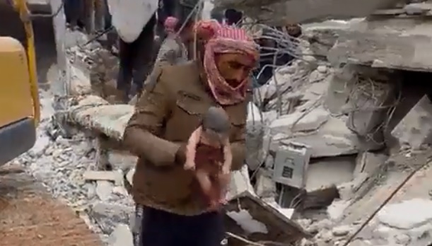 女嬰在瓦礫堆下奇蹟生還。圖／翻攝自Twitter@Talhaofficial01