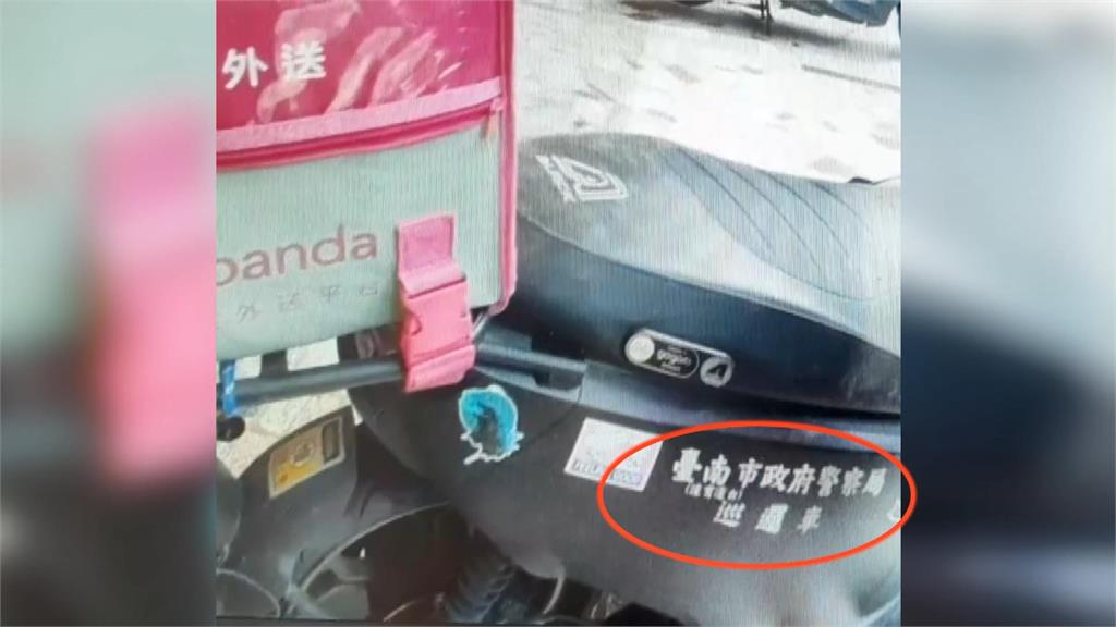 外送車車上貼有「警察局巡邏車」字樣。圖／台視新聞