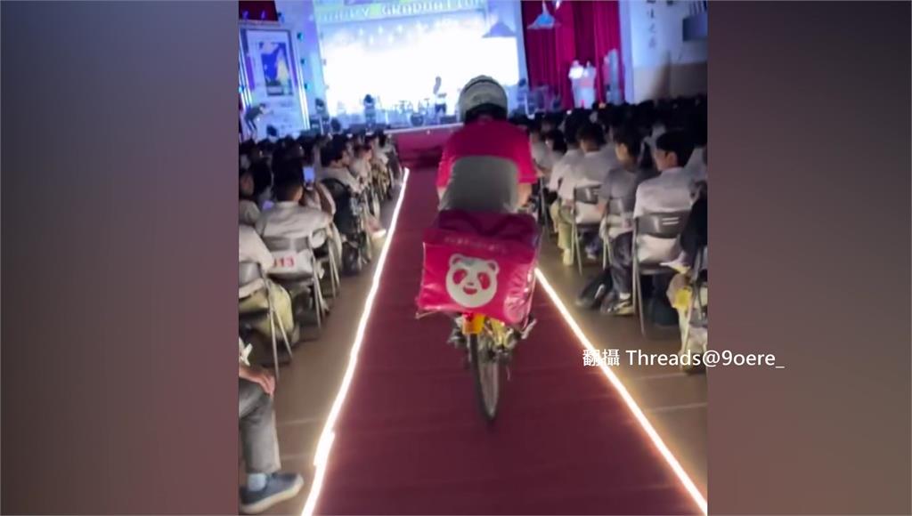 不一樣的畢典！復刻校友吳宗憲跨年晚會遭騎車亂入 校長變外送員登場
