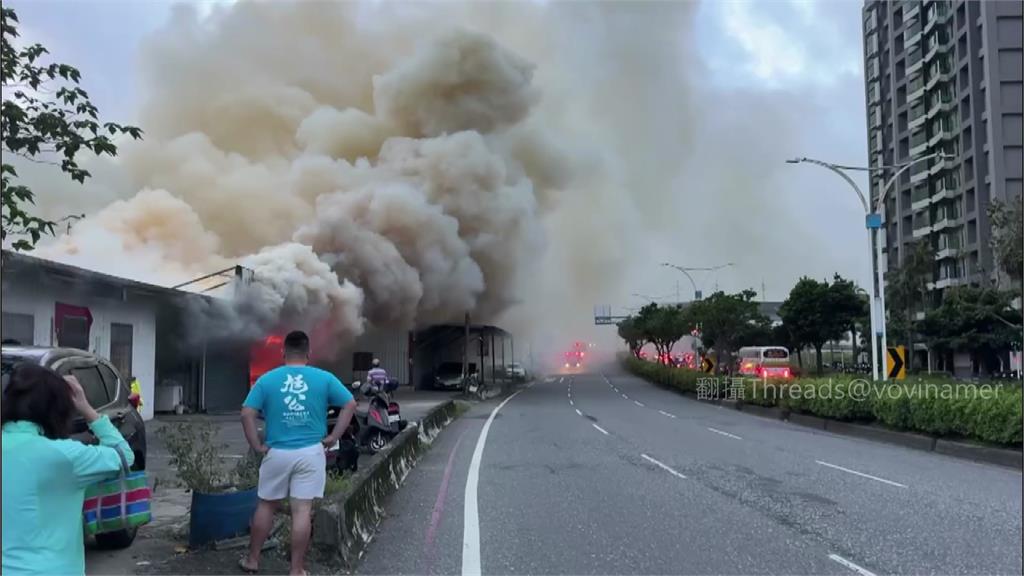 濃煙竄天！淡水連棟鐵皮屋清晨陷火海 警消出動50車120人急灌救