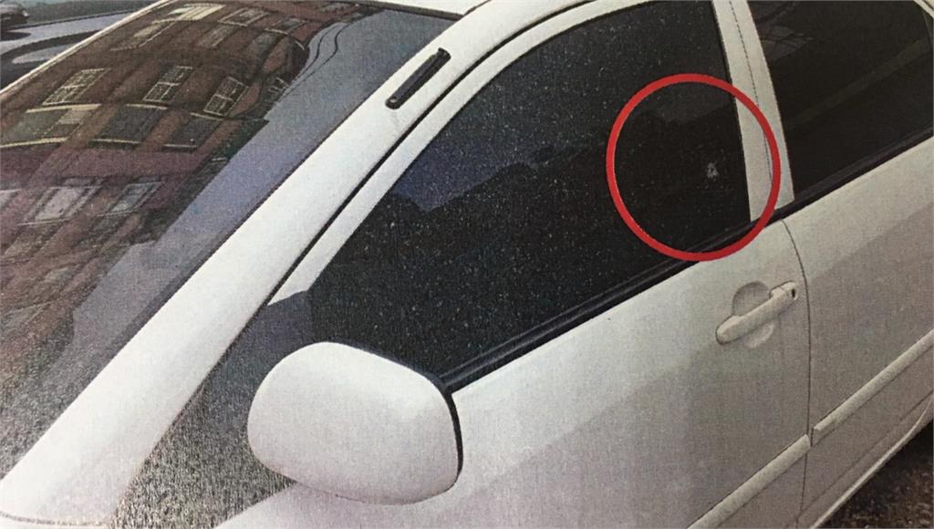 桃園中壢一台小客車疑似鋼珠擊破車窗。圖／台視新聞