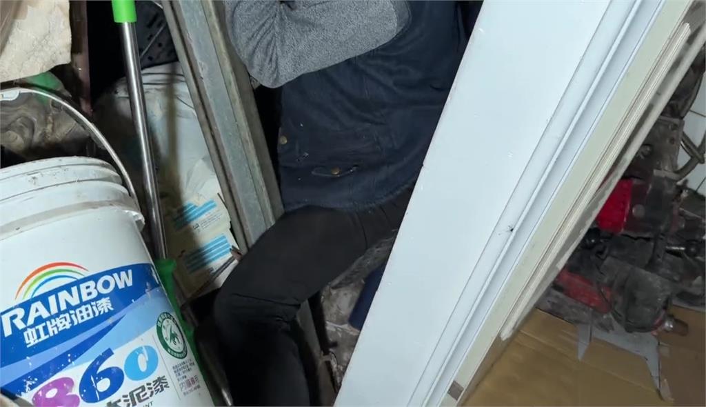 醉男慶生竟卡牆縫受困 消防救援畫面曝