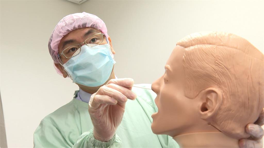 醫師示範棉棒戳鼻採檢正確方式。圖／台視新聞