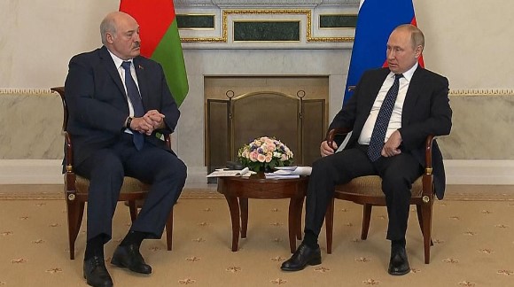 白俄總統盧卡申科（左）和俄國總統普亭（右）。圖／翻攝自AP Direct（資料畫面）